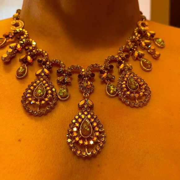 Gold studded necklace/earrings jewelry set - Picture 6 of 11